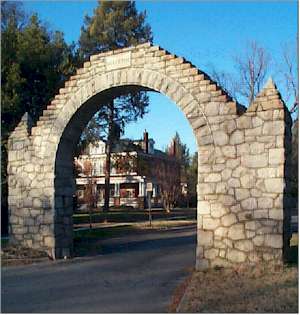 Arch_with_house.jpg (19046 bytes)